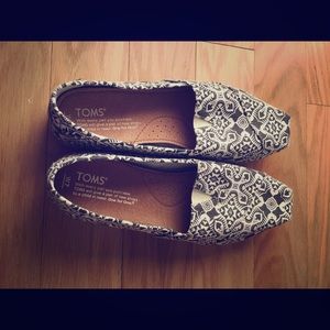 Toms size 7